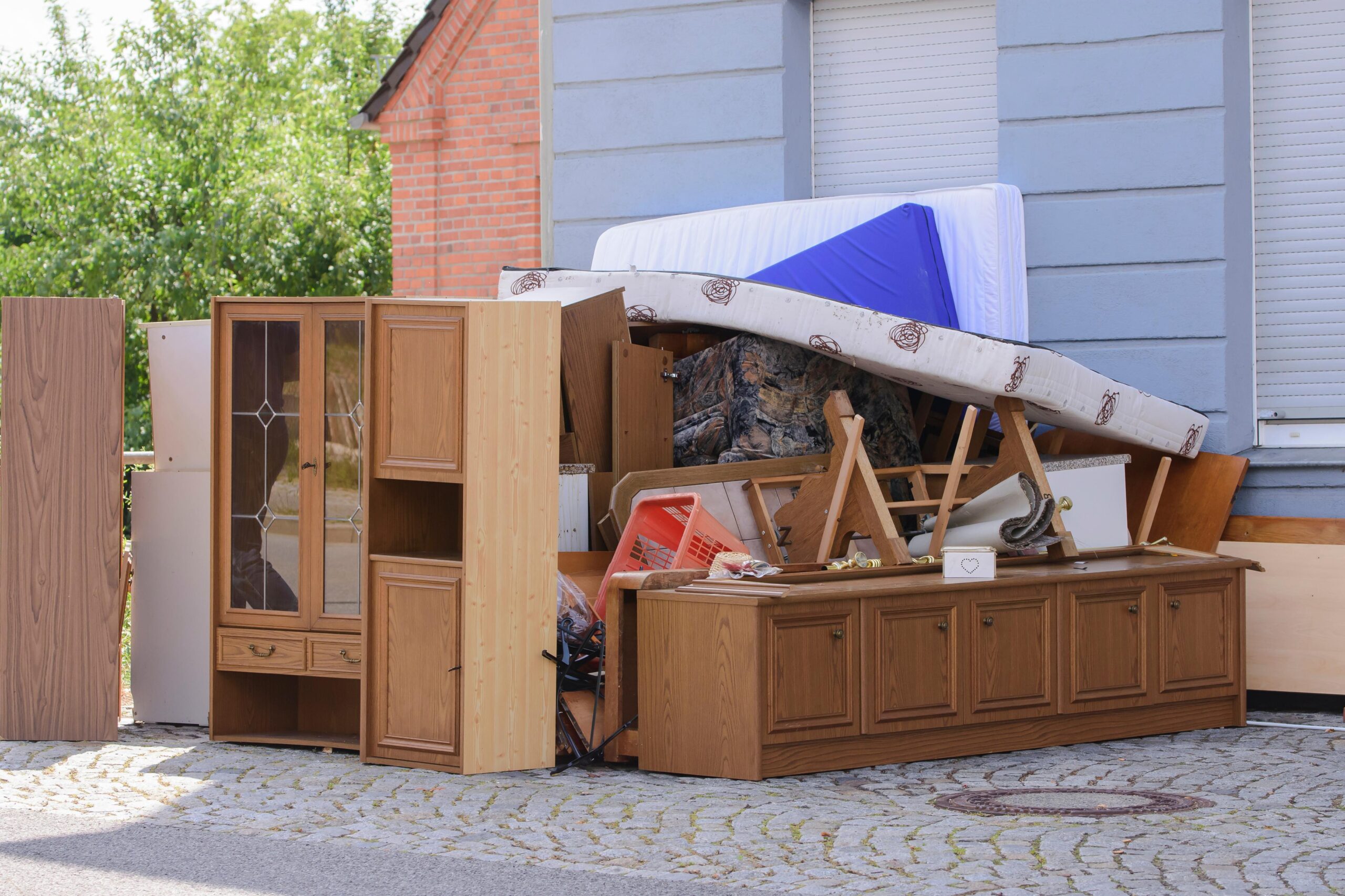 Abtransport von massiven Schrankteilen und Polstermöbeln aus einem Einfamilienhaus in Jüchen-Otzenrath.